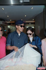 组图：小糯米睡相曝光 杨幂刘恺威提篮小心翼翼