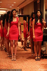 组图：环球小姐低胸狂秀乳沟 豪放翘腿险走光