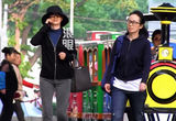独家：冯小刚女儿穿校服活泼可爱 与徐帆亲昵
