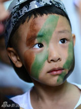 组图：足球梦萌娃军训遭虐 田源儿子崩溃爆哭