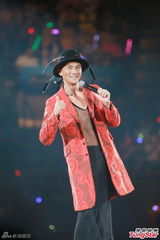 组图：张智霖开唱裸身美女环伺 袁咏仪领衔助威