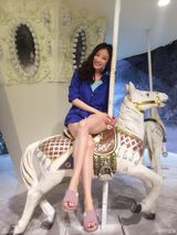 组图：倪妮坐旋转木马秀大长腿 性感不失童趣