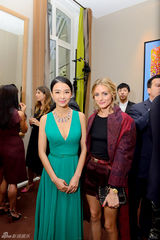 组图：姚星彤布鲁尼同台看秀 热聊甚欢