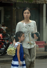 组图：小陶虹素颜开豪车外出 用毛巾拉女儿