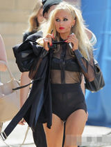 组图：希尔顿变霹雳娇娃拍MV 镂空裙装豪放露底