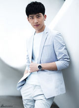 组图：井柏然帅气封面 气质儒雅笑容清新