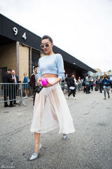 组图：司卉亮相时装周 百变造型妩媚时尚