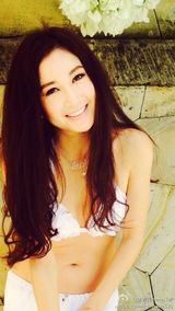 组图：48岁温碧霞巴厘岛秀身材 穿白裙依旧女神