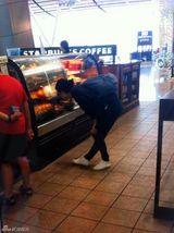 组图：王菲携李嫣现香港 注视女儿母爱爆棚