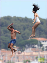 组图：赛琳娜比基尼度假 新欢情难禁手探浴巾