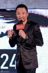 组图：张涵予称杨子荣附体 打飞机腰伤没复发