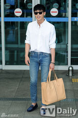 组图：韩星朴瑞俊穿白衬衣牛仔裤变森男