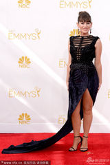 组图：《女子监狱》雅埃尔-斯通开叉裙亮相红毯