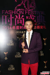 组图：张晋学跳泰舞 汤镇业父女红毯首秀引关注