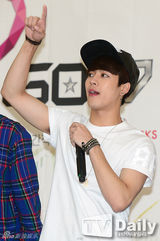 组图：韩团GOT7办粉丝会 卖萌搞怪十分开心