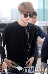 组图：EXO机场现身 墨镜口罩一个都不能少