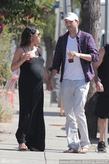 组图：库彻与老婆牵手秀甜蜜 米拉挺肚清凉出街