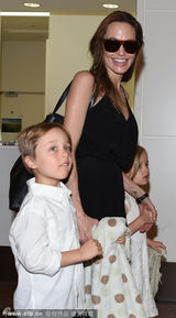 组图：朱莉携众子女现身 幼子微笑挥手毫不怯场