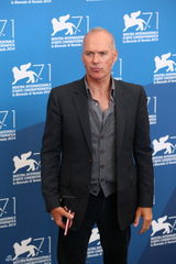 组图：《鸟人》亮相威尼斯 诺顿石头姐俏皮搞怪