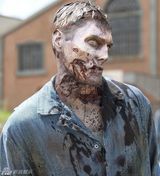 组图：《行尸走肉》曝剧照 丧尸造型惊悚刺激