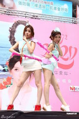 组图：BY2为新EP和写真造势 超短裙秀美腿