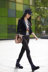 组图：姚晨英伦风格闪亮街头 演绎精英女性