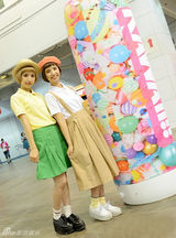 组图：日本双胞胎模特走红 面孔精致似洋娃娃