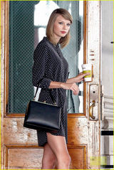 组图：斯威夫特身着波点裙出街 露长腿笑容甜腻