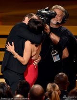 组图：茱莉亚获喜剧最佳女主角遭绝命毒师强吻