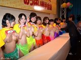组图：日本“摸乳募捐”灭艾滋 AV女优随意摸