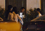组图：佟大为携妻会友聚餐 力保好男人称号