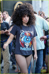 组图：Gaga高跟靴黑网袜魅惑十足 爆炸头吸睛