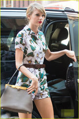 组图：斯威夫特热裤秀美腿 与小粉丝合影甜笑