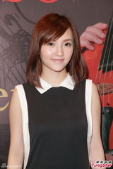 组图：林欣彤与小提琴家姚珏为慈善合作