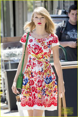 组图：斯威夫特金发闪耀 印花裙夏日青春洋溢