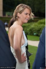 组图：大表姐詹妮弗-劳伦斯真空酥胸侧露 大秀香艳美背