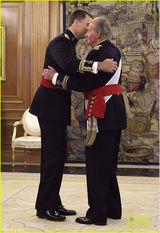 组图：西班牙国王费利佩六世登基 新王后美艳