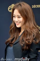 组图：韩星韩艺瑟出席活动 迷你裙秀美腿