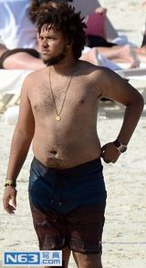 组图：阿汤哥儿子与美女鸳鸯戏水 帅哥变土豪范