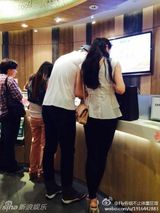 组图：刘翔与妻子甜蜜牵手逛奢侈品店 葛天高挑