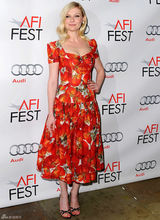 高清图：克里斯汀-邓斯特印花礼服亮相神采奕奕