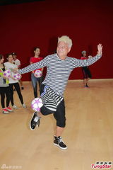 组图：陈百祥带女艺员排节目 叶翠翠趴地露乳沟