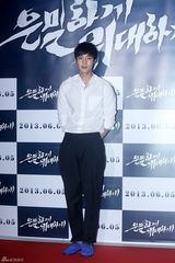 组图：裴勇俊捧场韩片首映 金贤重宋仲基齐亮相