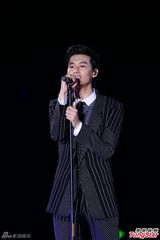 组图：严爵个唱秀舞技 打死不肯脱衣露腹肌