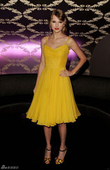 高清组图：泰勒-斯威夫特开唱 黄色吊带裙性感