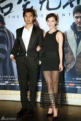 组图：《后会无期》首映发布会 韩寒牵狗走红毯