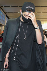 组图：吴亦凡解约后回国 戴口罩现身被粉丝拥堵