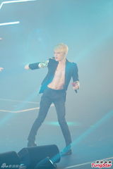 组图：韩团JYJ香港开唱 真空半裸大秀腹肌