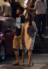 组图：秦昊向伊能静求婚 烟火下甜蜜接吻