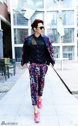 组图：徐正曦时尚街拍 印花西装演绎花样美男